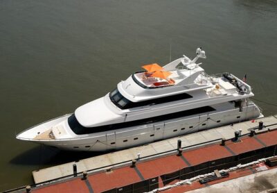 How much does it cost to rent a luxury Yacht