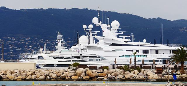 Luxury yacht charter cost
